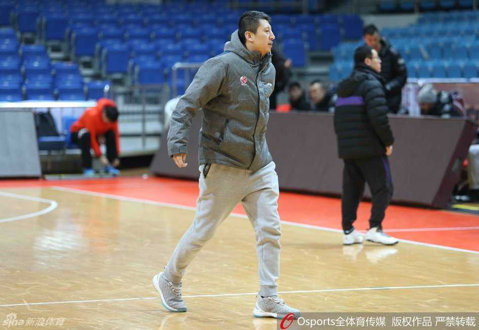 李晓旭在篮下持球，眼神如炬，面对假想的防守者，沉稳地做出投篮动作，仿佛随时准备在实战中给予致命一击。