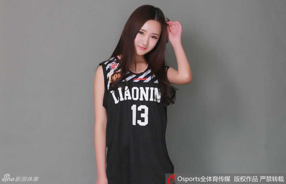 辽篮主场啦啦队秀战袍力挺郭艾伦 辽宁本溪再胜广东夺赛点 在球队暂停期间,辽篮宝贝们迅速集结,在场地中央摆出整齐的队列,她们高挑匀称的身材和整齐划一的动作,成为比赛间隙最吸引眼球的视觉盛宴。