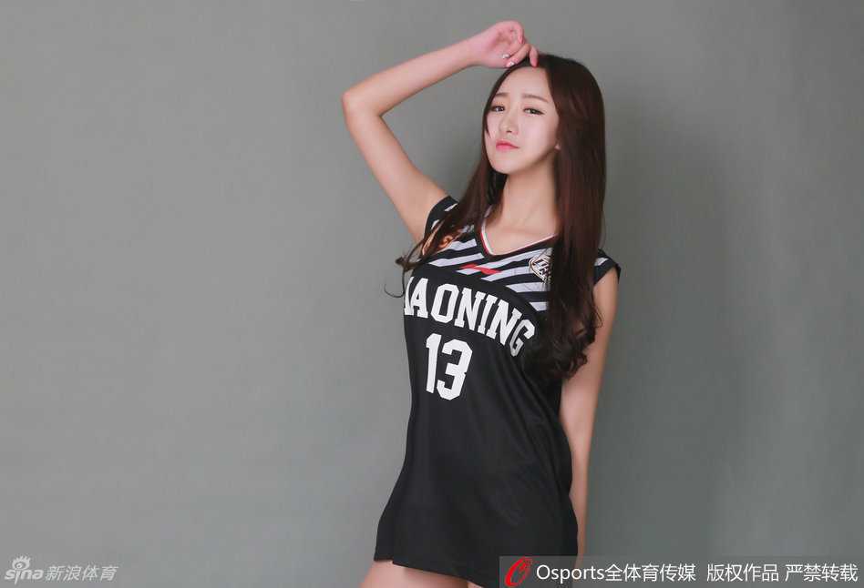 辽篮主场啦啦队秀战袍力挺郭艾伦 辽宁本溪再胜广东夺赛点 中场休息时,啦啦队宝贝们换上一身白色的闪耀装束,在场地中央随着动感音乐扭动身姿,她们充满活力的表演让紧张激烈的赛场氛围得到舒缓,也为下半场的鏖战蓄力。