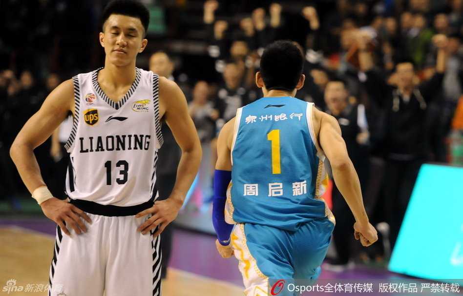 郭艾伦在贴身防守下艰难突破，眼神中写满无奈与不甘，身体对抗已达到极限