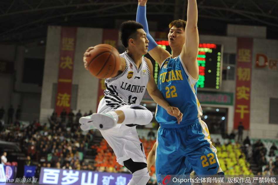 杨鸣在高速突破中优雅分球，动作舒展如弯刀划破防守，尽显球场指挥官风采