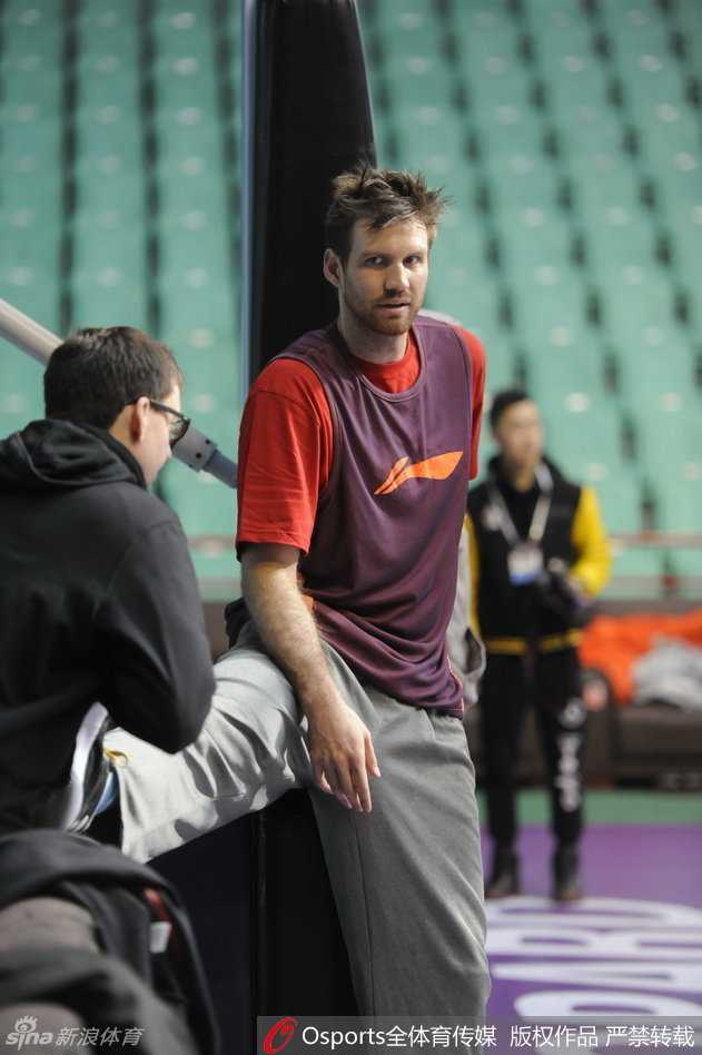 辽篮二零一六:那些疼痛、坚守与希望的交织瞬间 兰多夫在训练中拉伤大腿,只能在替补席上表情痛苦地进行压腿拉伸,试图缓解伤痛。