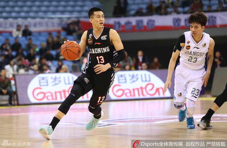 廉明高位跳投出手，动作舒展果断，用精准投射为球队贡献关键得分