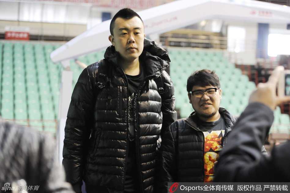 功勋外援哈德森低头沉思走入训练场，坚毅的表情下藏着一颗渴望新赛季证明自我的心，眼神充满杀气。