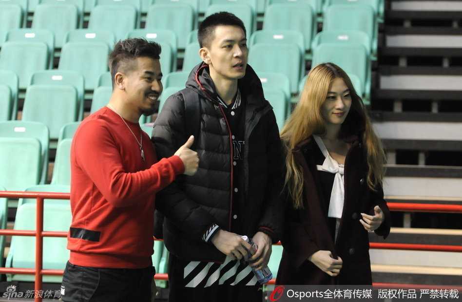 心情大好的韩德君露出憨厚笑容，尽管训练艰苦，但他脸上洋溢的幸福模样仿佛在诉说对生活和篮球的热爱。