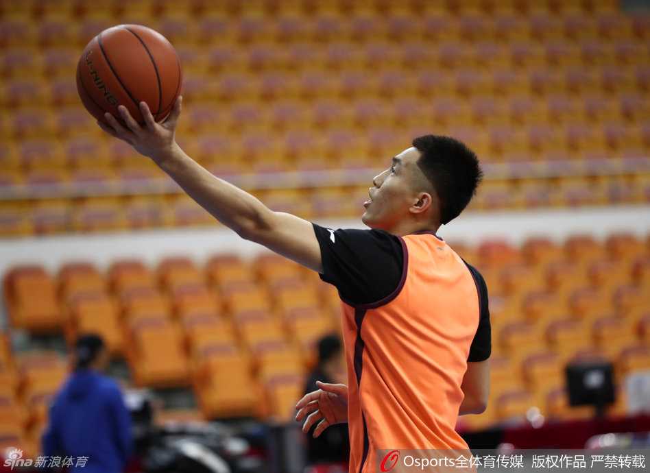 身披荧光绿战袍的郭艾伦在训练中眼神专注，带球疾速推进，尽管身体抱恙但突破依旧犀利，誓要找回比赛节奏