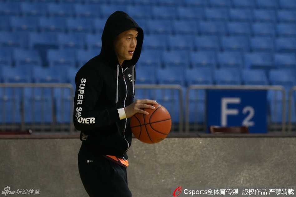 核心后卫郭艾伦在进行赛前热身，他眼神专注酷劲十足，运球动作行云流水，仿佛一切尽在掌握。