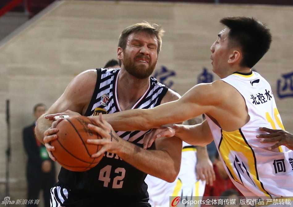 辽篮众将客场拔北控,哈德森穿针引线韩德君铸就内线长城 哈德森送出妙传后,眼神紧紧跟随飞向篮筐的皮球,这次精妙的组织再次撕开了对手的防线。