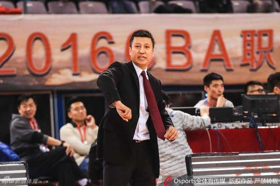 辽篮众将客场拔北控,哈德森穿针引线韩德君铸就内线长城 杨鸣带病出战,依然用一次次老道的组织和精准的传球,为辽宁队的进攻穿针引线。