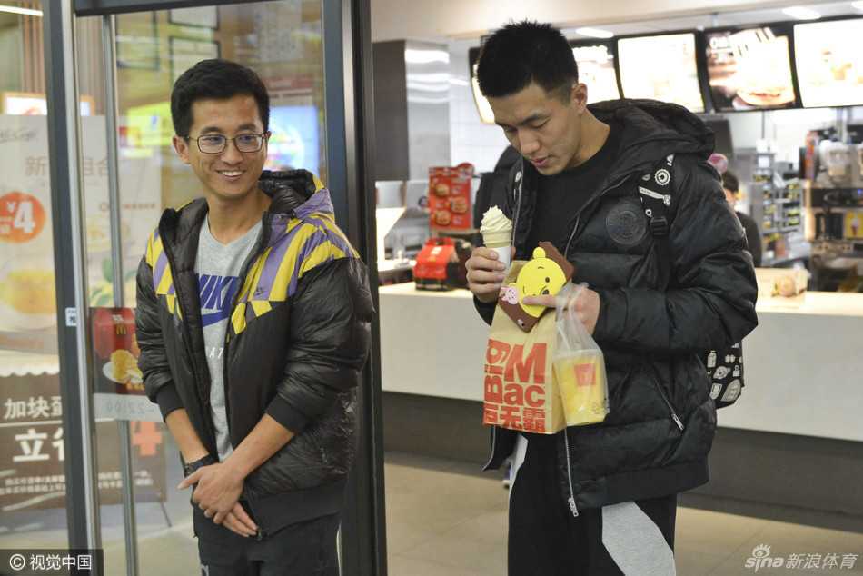 辽篮众将抵沈球迷热情接机 签名合影温情满溢 一位可爱的小球迷穿着迷你版的郭艾伦球衣,在人潮中兴奋地挥舞着手臂,眼神里满是对偶像的崇拜。