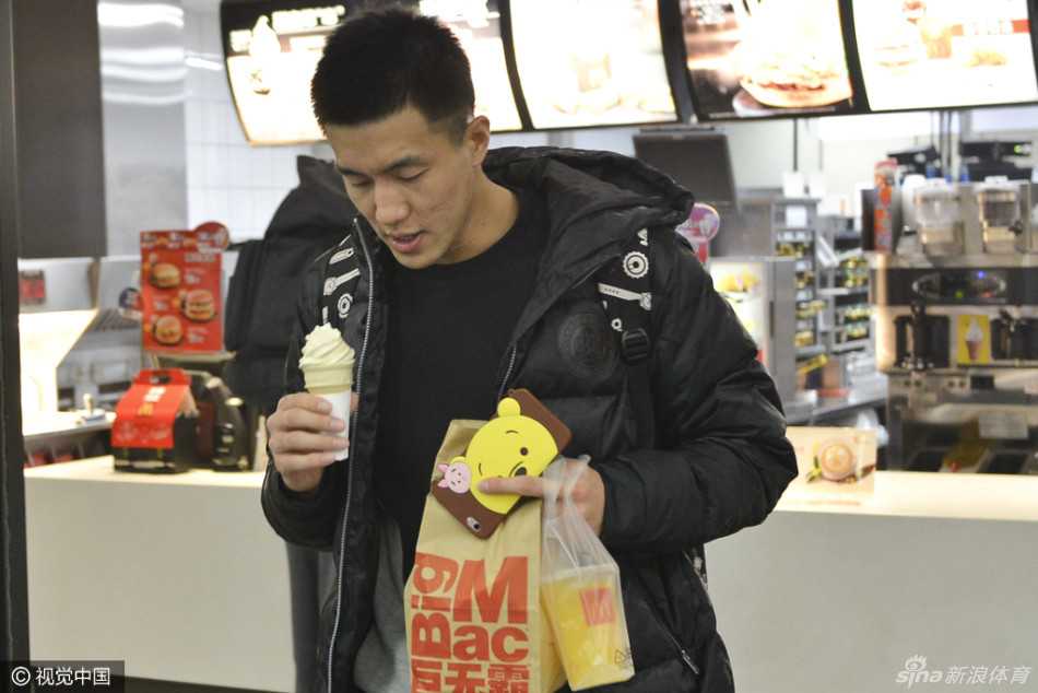 辽篮众将抵沈球迷热情接机 签名合影温情满溢 杨鸣被女球迷层层包围,他低头认真地在球衣上签名,侧脸线条犹如雕塑,引得举着手机拍照的迷妹们激动不已。