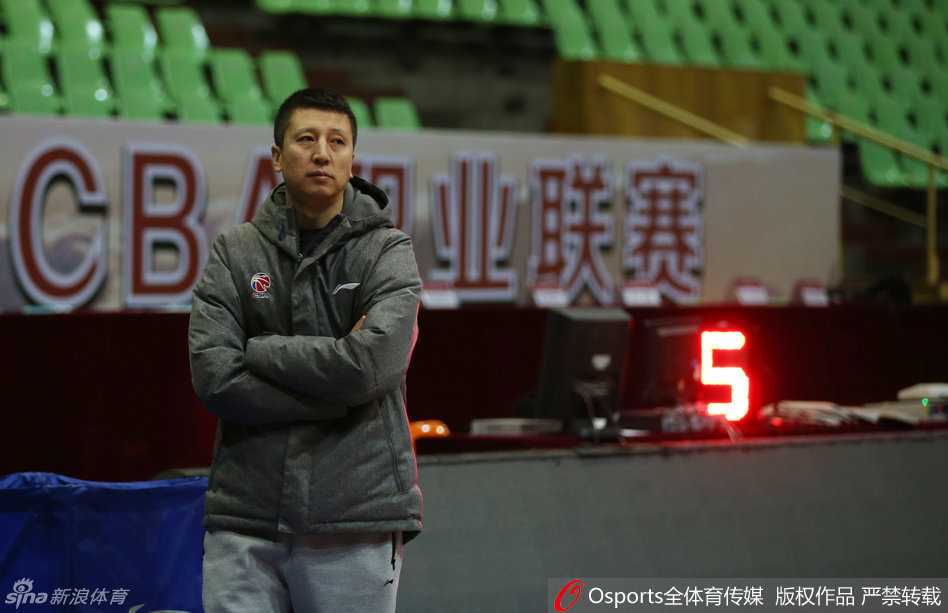 外援哈德森认真地进行着投篮前的热身拉伸，肌肉线条分明，展现出极佳的身体状态和职业素养。