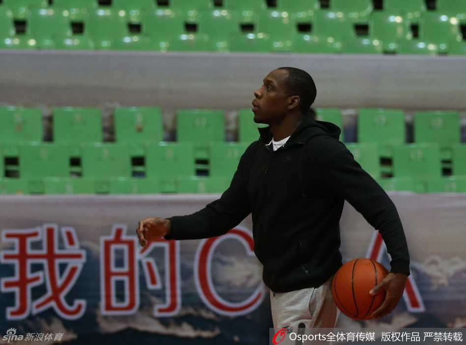 内线核心韩德君正在进行力量热身，庞大的身躯在篮下极具压迫感，他是辽篮禁区最可靠的守护神。