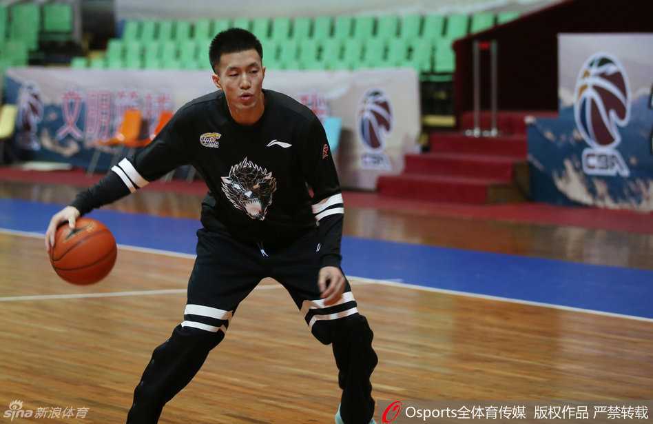 主帅郭士强站在场边，神情专注地指挥着训练，他的手势坚定，仿佛在向弟子们传递着必胜的信念。