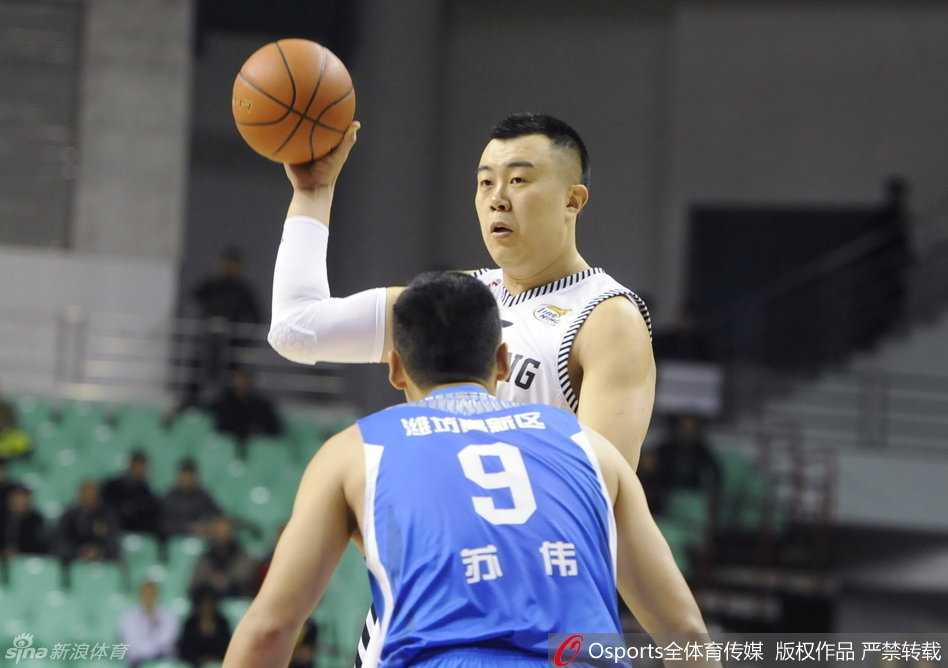 队长杨鸣在面对两人包夹时毫无惧色，他灵巧地运球穿裆过人，将赛场变成了一个人的舞台。