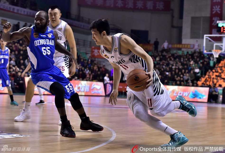 韩德君在禁区背身单打，他用强壮的身体卡住位置，随后柔和地篮下勾手，对手只能无奈仰望。