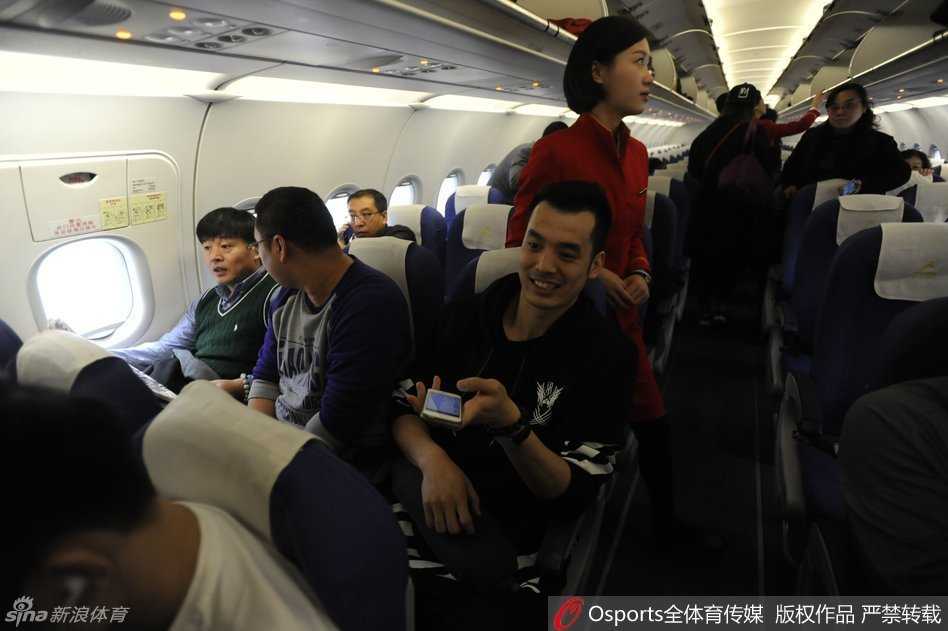 队员廉明推着行李车神情落寞地走出，眼神中充满了对比赛结果的失望和对支持者的愧疚，正如他在微博所言，这份失利的苦涩让他难以抑制内心的悲伤。