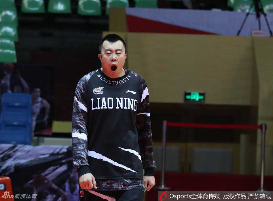 队内训练间隙，身高臂长的韩德君也露出了凡人的一面，他忍不住打了个哈欠，憨态可掬的样子引得队友忍俊不禁，也让更衣室的气氛更加融洽。