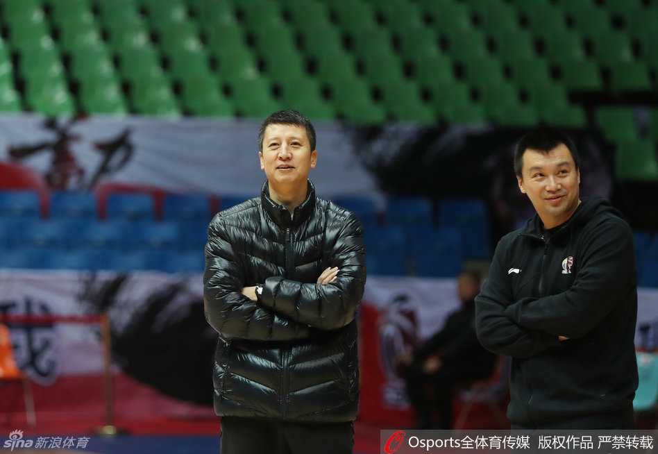 外援哈德森在训练中格外专注，他表情严肃地持球瞄准篮筐，似乎在用高强度的投篮练习，来驱散上一场比赛中冰凉的手感带来的阴霾。