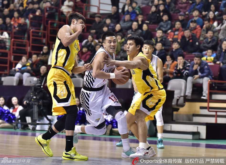 郭艾伦如闪电般持球犀利突破，撕裂对手防线直杀篮下