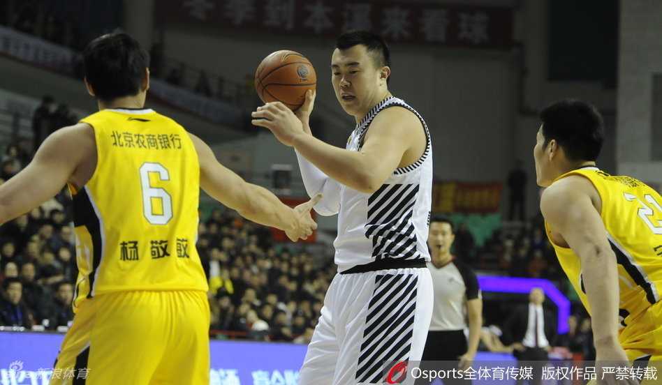 韩德君内线强打勾手，凭借身体优势稳稳将球放入篮筐