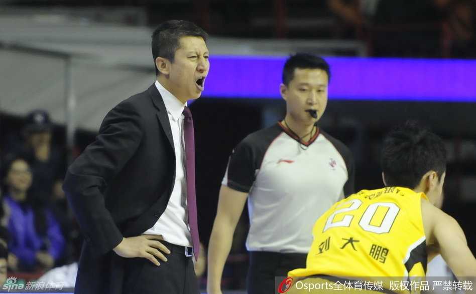 兰多夫高高跃起单手暴扣，展现内线猛兽般的统治力