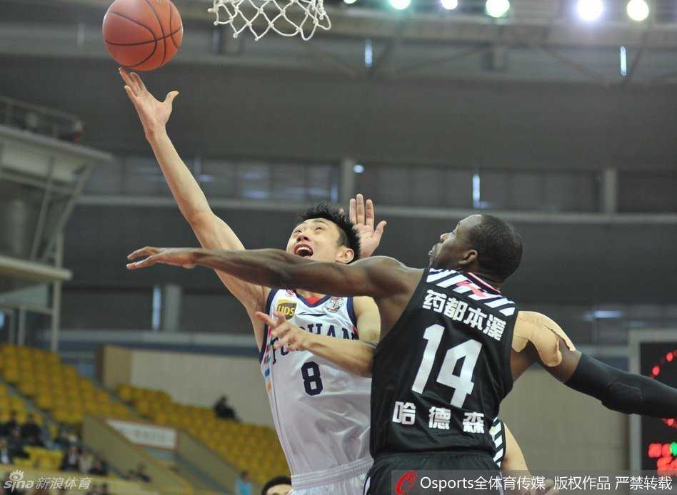 功夫熊猫韩德君篮下背身单打唐正东，凭借敦实的身板顶开防守，轻舒猿臂抛投出手。