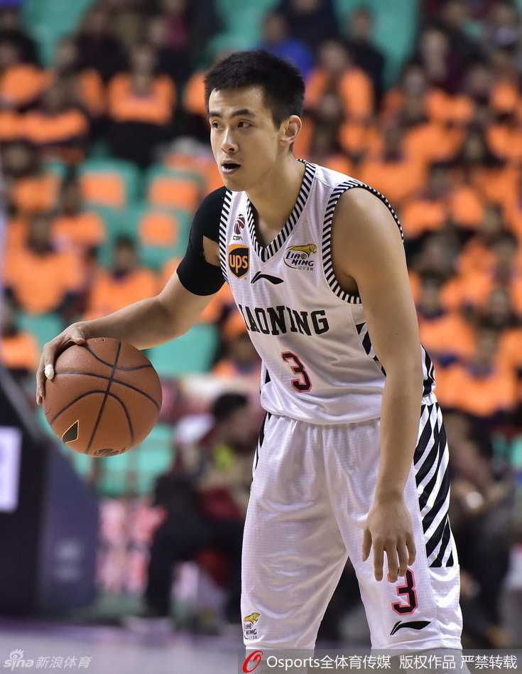 哈德森在八一队严密的外线防守阵型中，以娴熟的运球技巧闪转腾挪，眼神如炬寻找着队友的跑动路线。