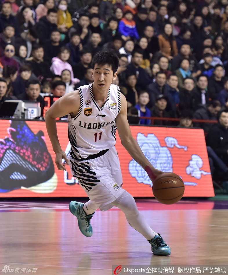 郭艾伦利用变速变向突破八一队的防线，如利刃般杀入禁区，面对补防球员毫无惧色，腾空而起准备上篮。