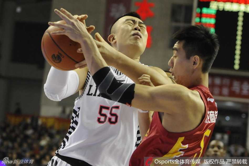 辽篮队长韩德君在吉林队内线多人包夹之下，咬紧牙关加速强起，庞大的身躯如同坦克一般碾向禁区