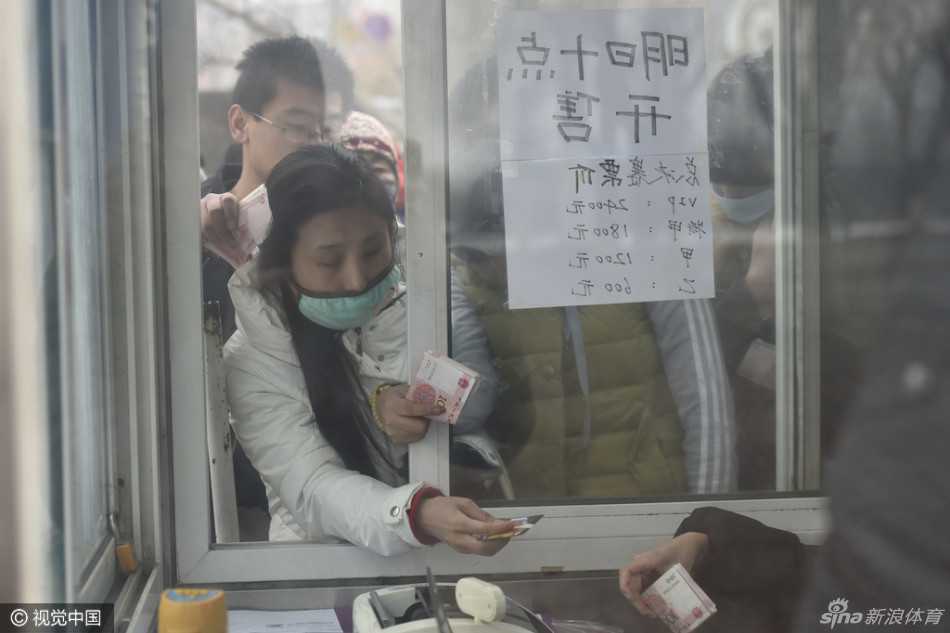 辽篮冲冠点燃冬日激情,本溪球迷星夜排队铸就最长情的告白 售票窗口前,一位成功购得球票的球迷抑制不住内心的激动,高高举起手中的信封,仿佛举起了整个世界的希望,那份喜悦感染了在场的每一个人。