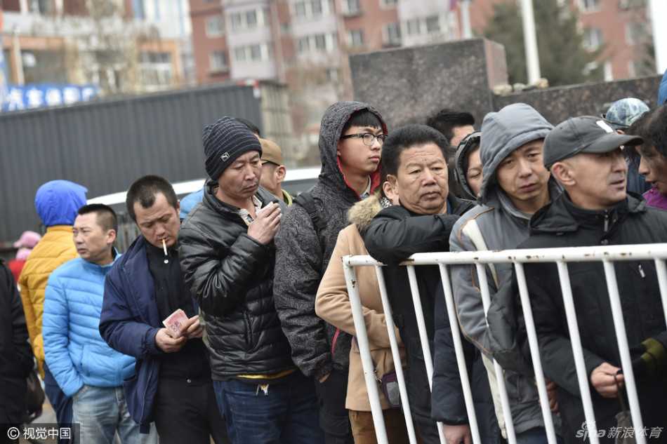 辽篮冲冠点燃冬日激情,本溪球迷星夜排队铸就最长情的告白 成功抢到球票的幸运儿们欢呼雀跃,对着镜头展示这来之不易的入场凭证,他们的笑容在阳光下格外灿烂,这份幸运背后是无数个日夜的期盼。