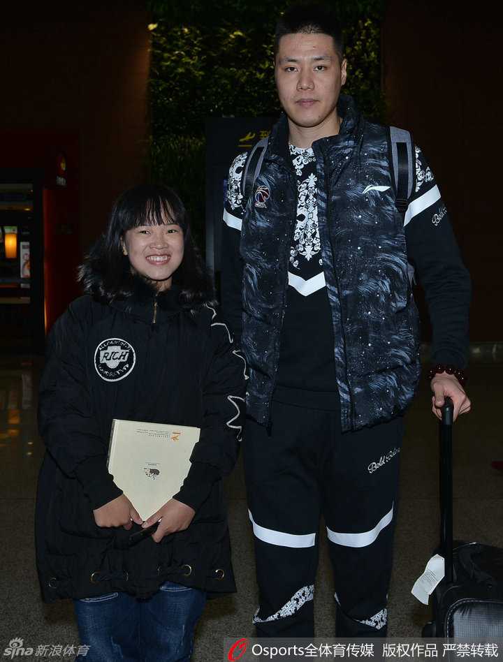 辽篮凯旋日众将暖心互动 郭艾伦杨鸣领衔答谢球迷 队长杨鸣被热情的女球迷团团围住,他耐心地低头签名,俊朗侧颜与温暖笑容引发现场尖叫