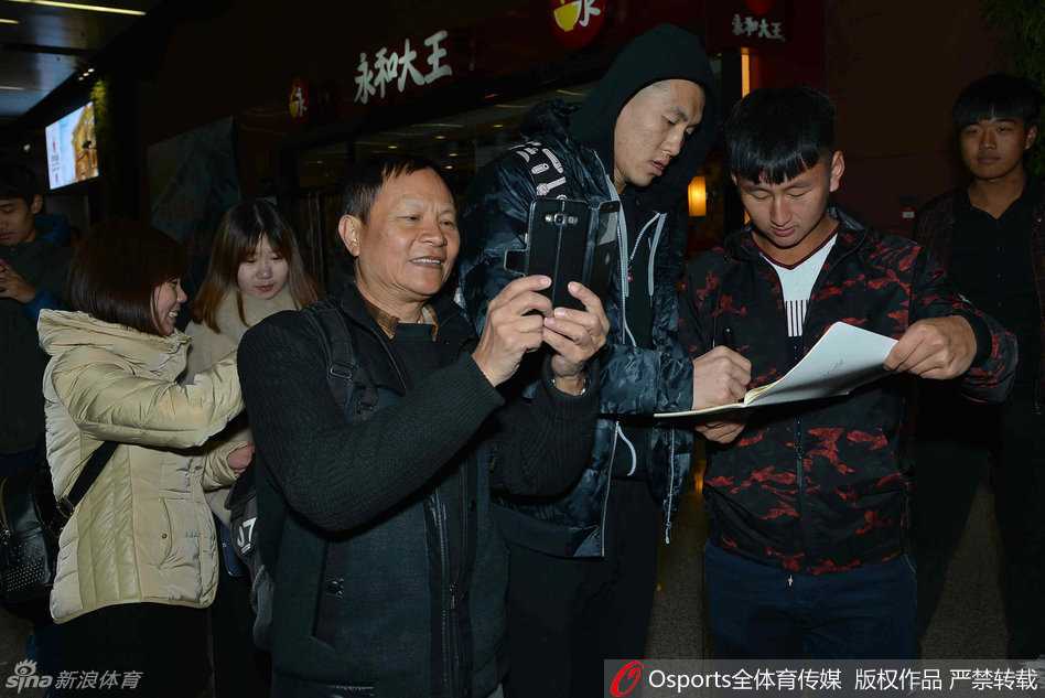 辽篮凯旋日众将暖心互动 郭艾伦杨鸣领衔答谢球迷 郭艾伦亲昵地搂着两位球迷的肩膀,对着镜头露出阳光般灿烂的笑容,仿佛邻家大哥哥