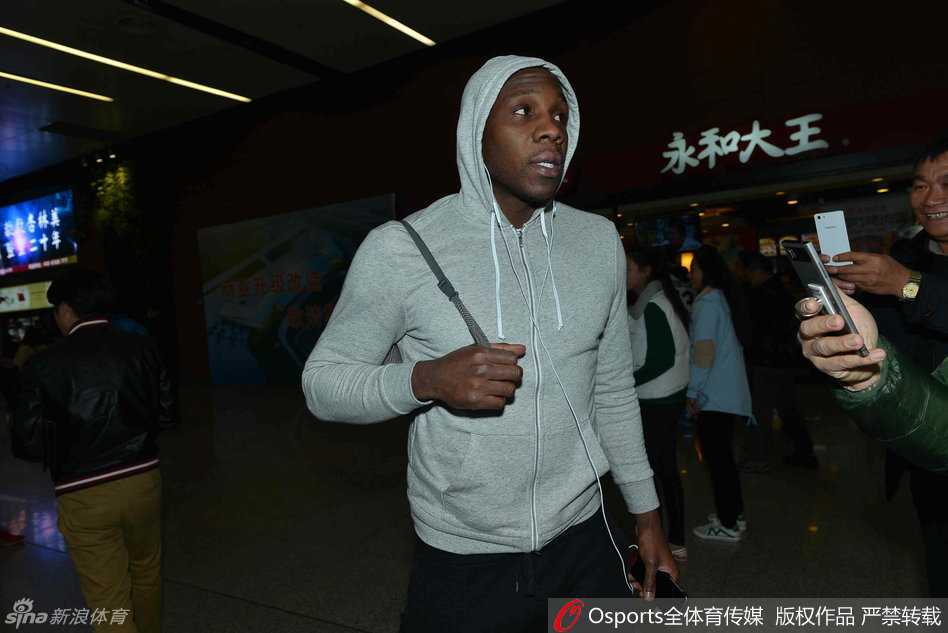 辽篮凯旋日众将暖心互动 郭艾伦杨鸣领衔答谢球迷 贺天举举起手机与球迷自拍,高大的他弯腰配合,脸上满是温暖的笑意,场面十分温馨