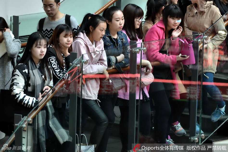 里约奥运会开幕式上，郭艾伦随性地盘腿坐在地上，展现出率真可爱的性格