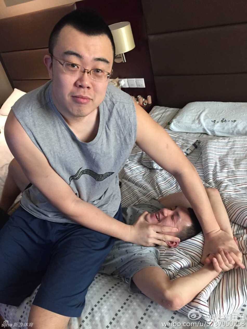 训练间隙，韩德君用他那蒲扇般的大手轻轻捏住郭艾伦的后颈，如同老大哥拎着小弟，郭艾伦则夸张地龇牙咧嘴，引得一旁的队友哈哈大笑。