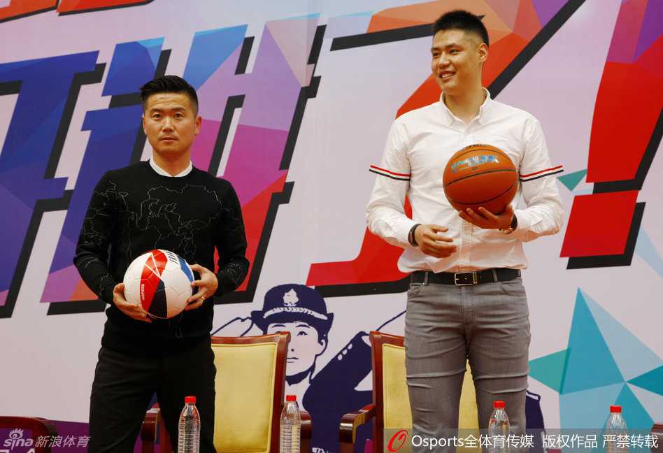 辽篮名宿贺天举与足球旗帜肇俊哲跨界同框,温情互动点亮公益之路 肇俊哲单独接受采访,面对镜头侃侃而谈,分享自己对青少年体育教育的看法。