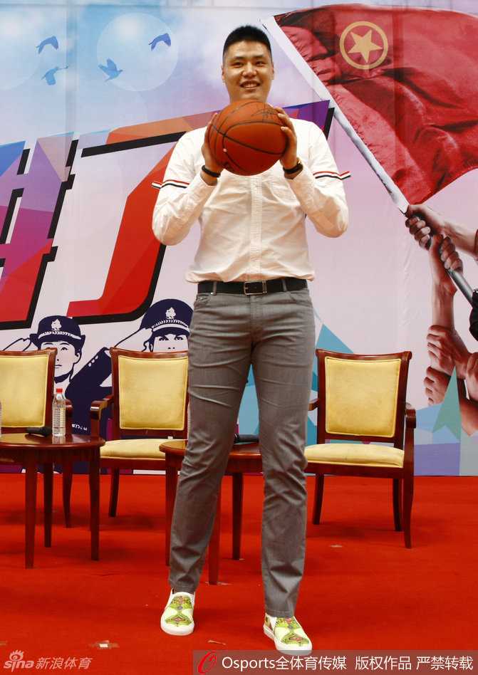 辽篮名宿贺天举与足球旗帜肇俊哲跨界同框,温情互动点亮公益之路 贺天举与肇俊哲两人同框接受采访,面对镜头默契十足,展现了辽宁体育人的风采。