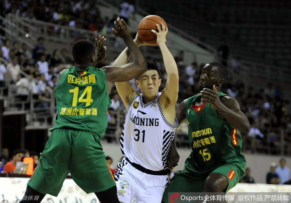 郭士强在场边弯腰凝神指挥，双手做出战术手势，神情专注而严肃