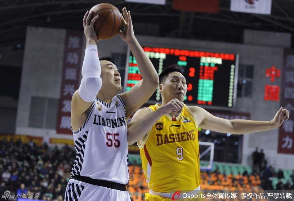 大胜后的辽宁球员围在一起怒吼庆祝，郭士强面露微笑，本溪的夜晚属于这群虎狼之师。