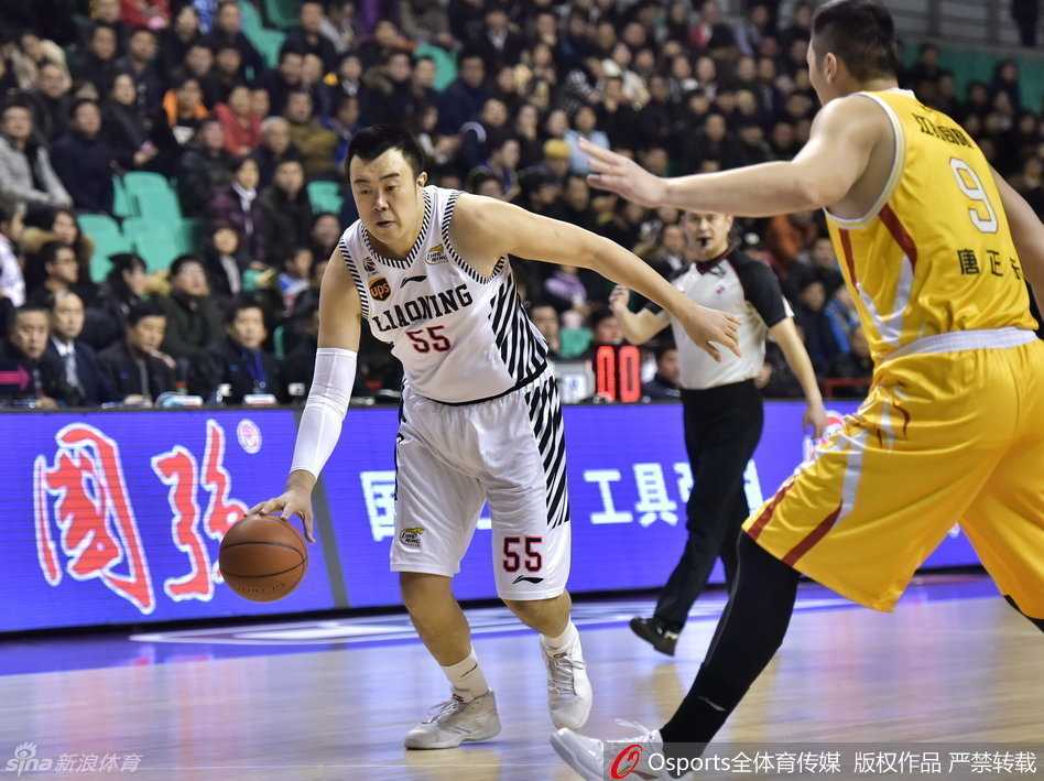 哈德森无视防守球员封盖，高高跃起干拔三分，篮球在空中旋转，仿佛带着必胜的信念直坠网窝。