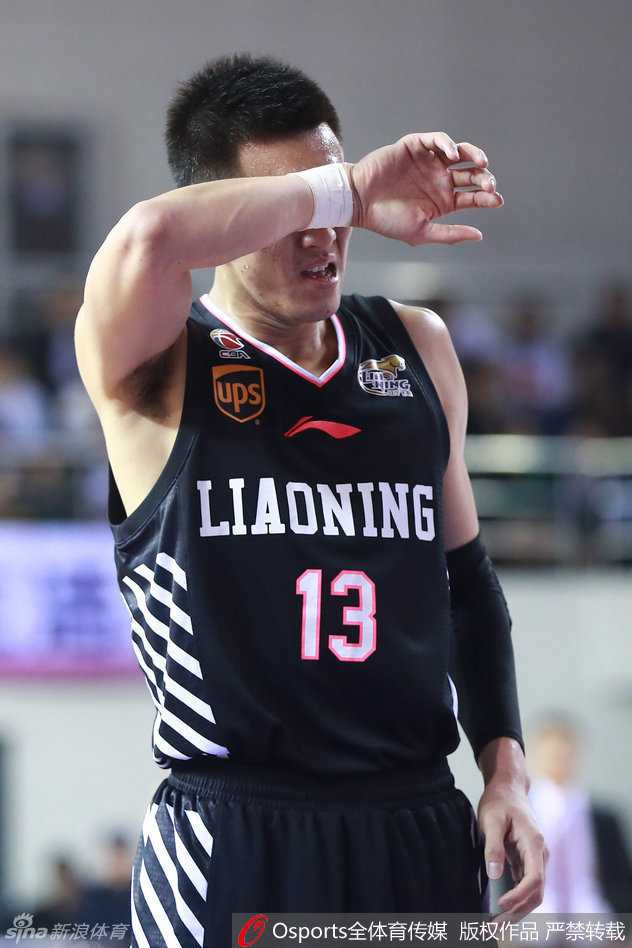 辽篮回忆录:那年赛场上的热血与霸气 辽宁队主力大前锋廉明,在场上专注地指挥着队友的防守站位,他在李晓旭受伤后承担起了更多的责任。