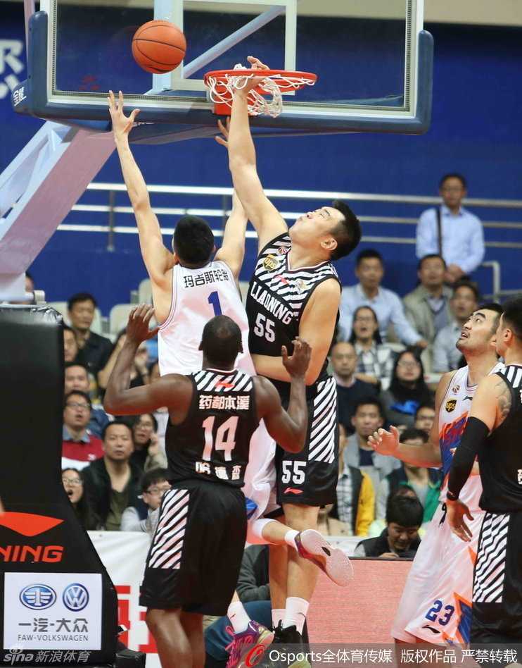 冷面射手贺天举在底角出手三分，皮球在空中划出完美弧线，他手起刀落，用一记精准的远投帮助球队锁定胜局。