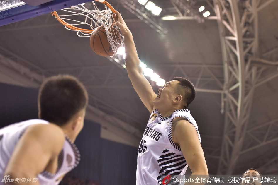 韩德君在新疆队内线群中高高跃起，单臂如战斧般将球狠狠砸入篮筐，周琦与布莱切只能无奈仰望，整个篮架都在颤抖