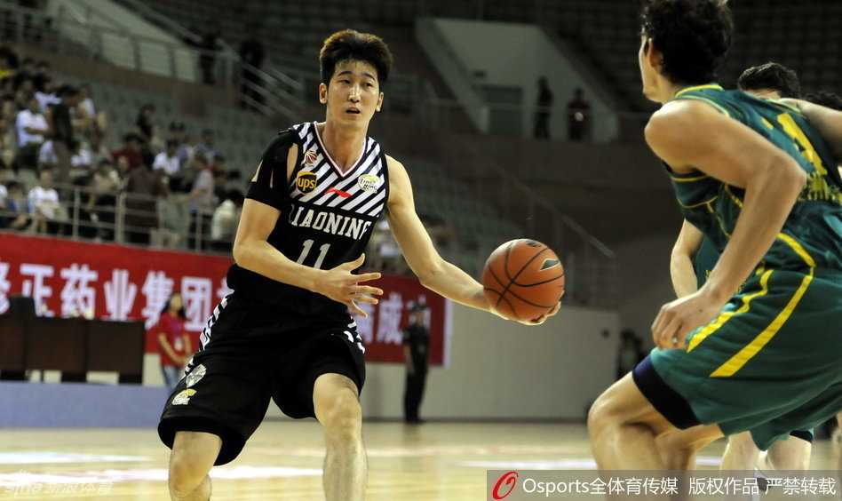 辽篮夏日内线苦战澳洲 韩德君砍高分仍吞惜败苦果 刘志轩面沉如水护住皮球,面对澳大利亚防守悍将的长臂干扰,他沉稳地阅读着场上的局势。