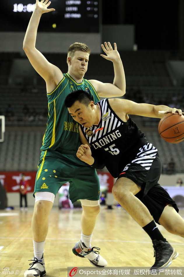 辽篮夏日内线苦战澳洲 韩德君砍高分仍吞惜败苦果 功夫熊猫韩德君在澳大利亚多人围堵下,依然强硬转身完成篮下强攻,肌肉碰撞声仿佛穿透赛场。
