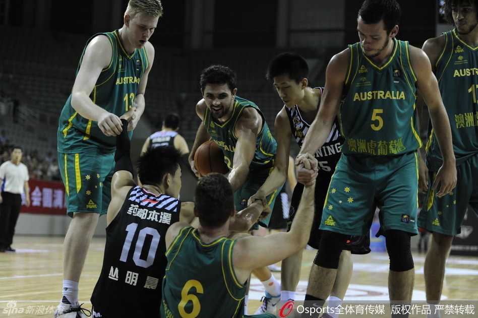 辽篮夏日内线苦战澳洲 韩德君砍高分仍吞惜败苦果 廉明迅速从地板上爬起来,球衣被拉扯到嘴边也顾不上整理,他的眼神死死盯着空中的篮球。