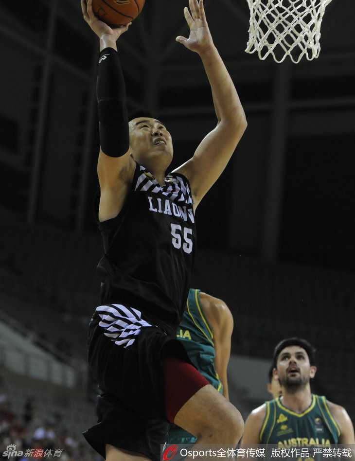 辽篮夏日内线苦战澳洲 韩德君砍高分仍吞惜败苦果 比赛结束的瞬间,韩德君满脸失落,汗水浸透的球衣映衬着他不甘的眼神,这场恶战他已倾尽所有。