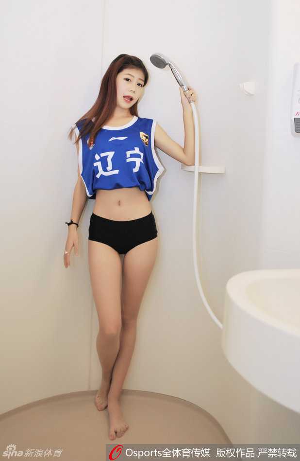 特写镜头捕捉到宝贝轻抚湿发的瞬间，水珠滑过肌肤，展现出健康阳光的活力与青春气息